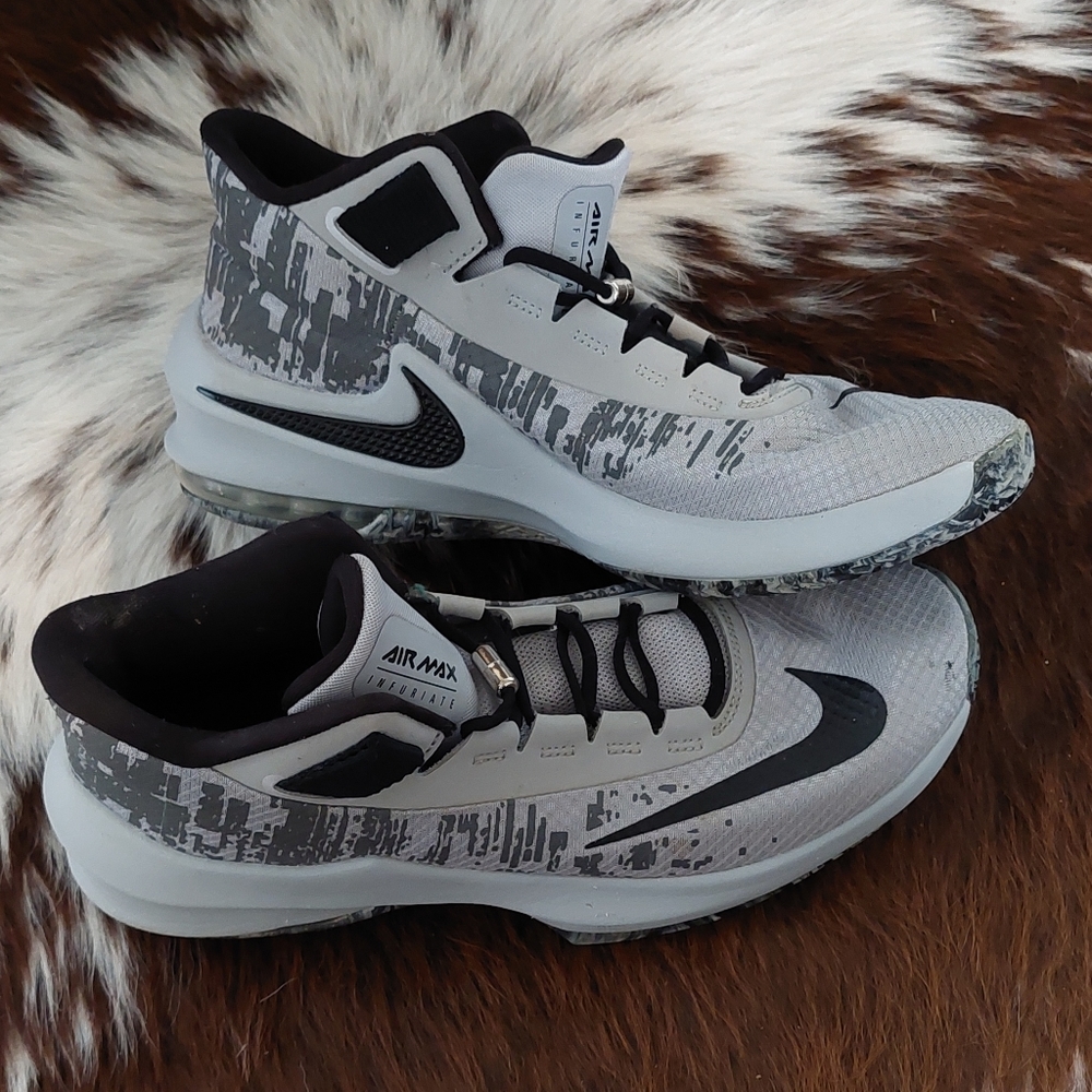 Mens size 8.5 Nike Air Max Infuriate Basketball shoes. EUC.